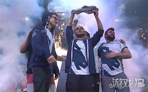 的泳池争议 的泳池争议